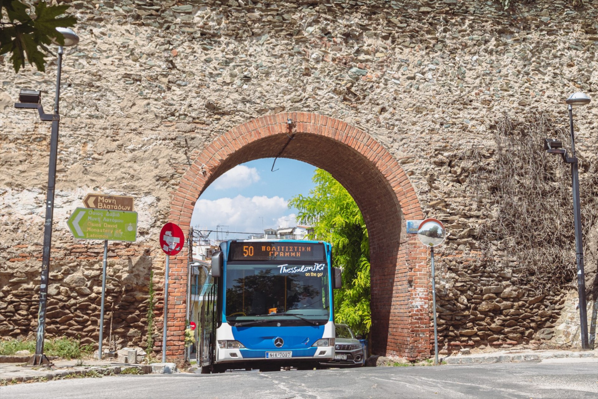 Θεσσαλονίκη: Το λεωφορείο που λατρεύουν Γερμανοί και Ισραηλινοί – Τι σημαίνει το 50;