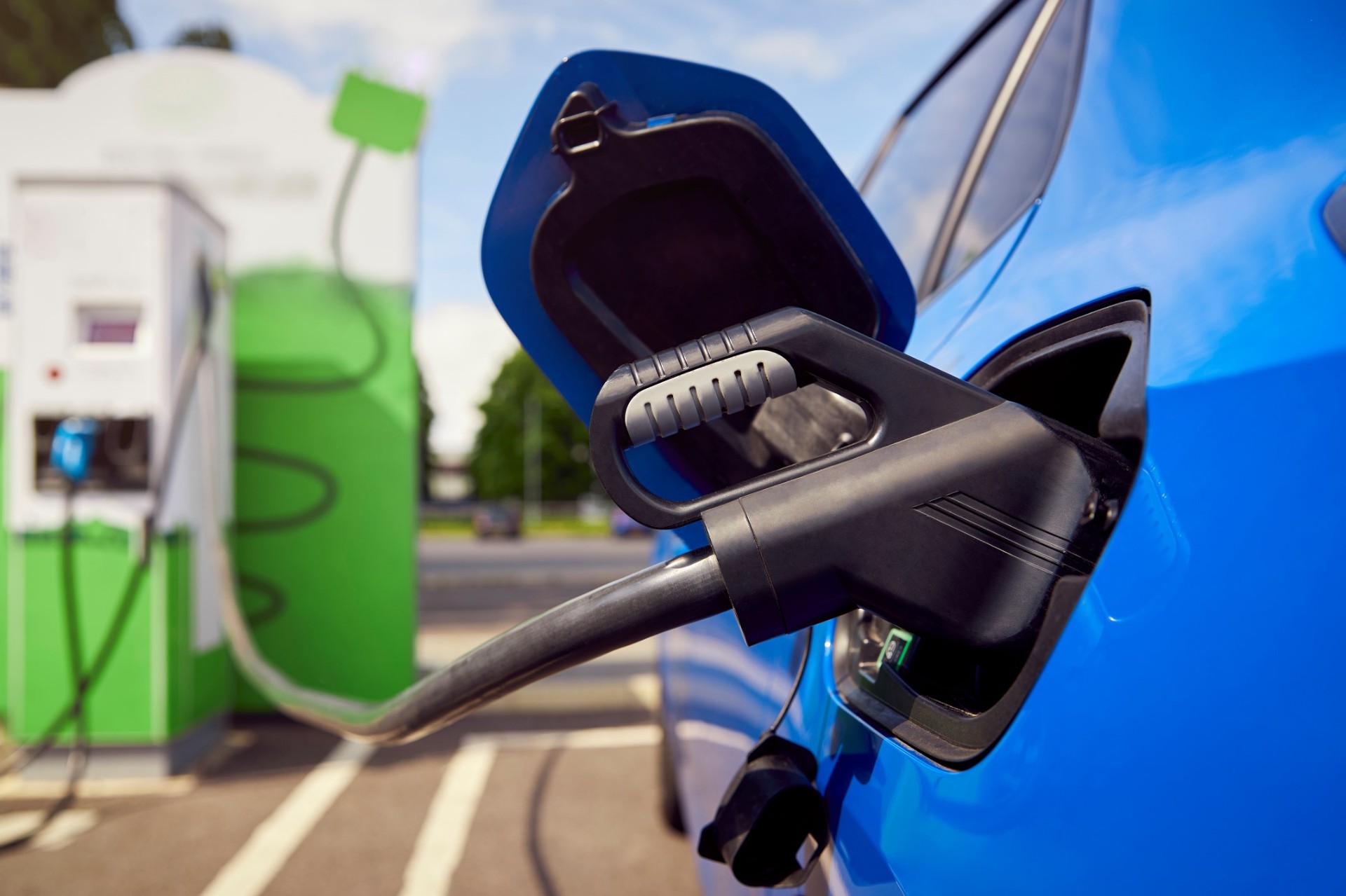 Ευρώπη: 6 στους 10 θέλουν να αγοράσουν ηλεκτρικό - Γιατί δεν το κάνουν;