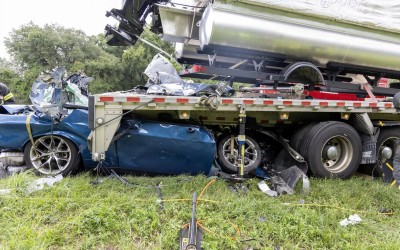 Συγκλονιστικές εικόνες – Muscle car καρφώθηκε σε φορτηγό