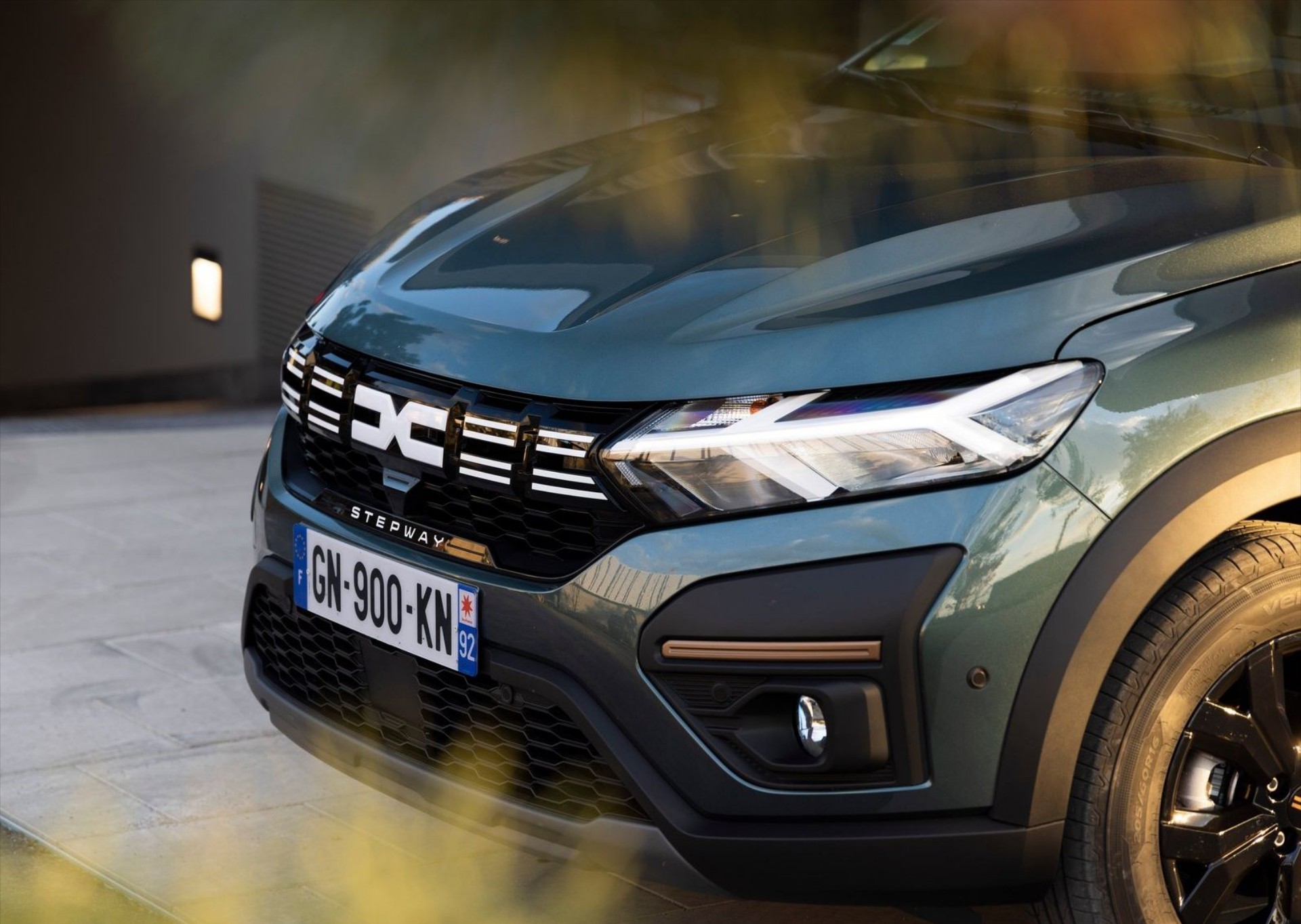 Το πρώτο σε πωλήσεις αυτοκίνητο στην Ευρώπη είναι Dacia - Τιμή από 16.870 € στην Ελλάδα  