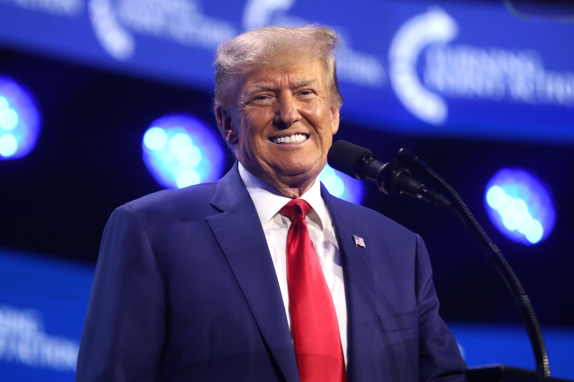Κωλοτούμπα του Trump για τα ηλεκτρικά - Πήρε λεφτά από τον Musk