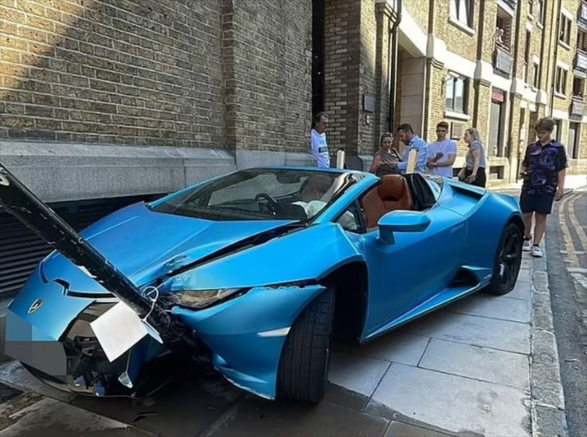 Νοίκιασε Lamborghini, τη διέλυσε και έφυγε τρέχοντας [video] 