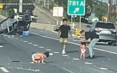 Σοκ: Μωρά εκτοξεύτηκαν από αυτοκίνητο που τούμπαρε στην εθνική [video]