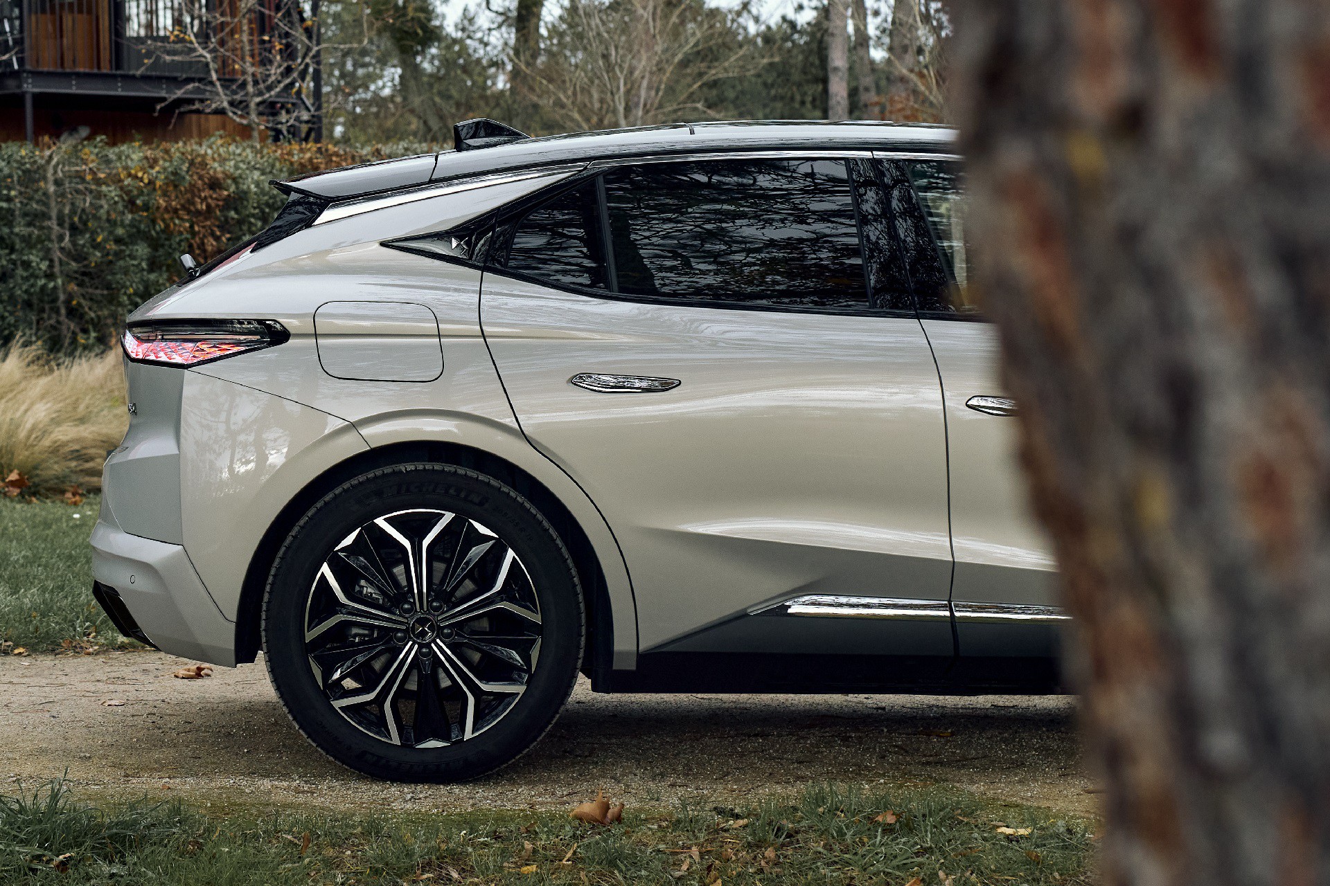 To premium οικογενειακό της DS που καίει πραγματικά 4,3 lt στα 100 km – Η τιμή του