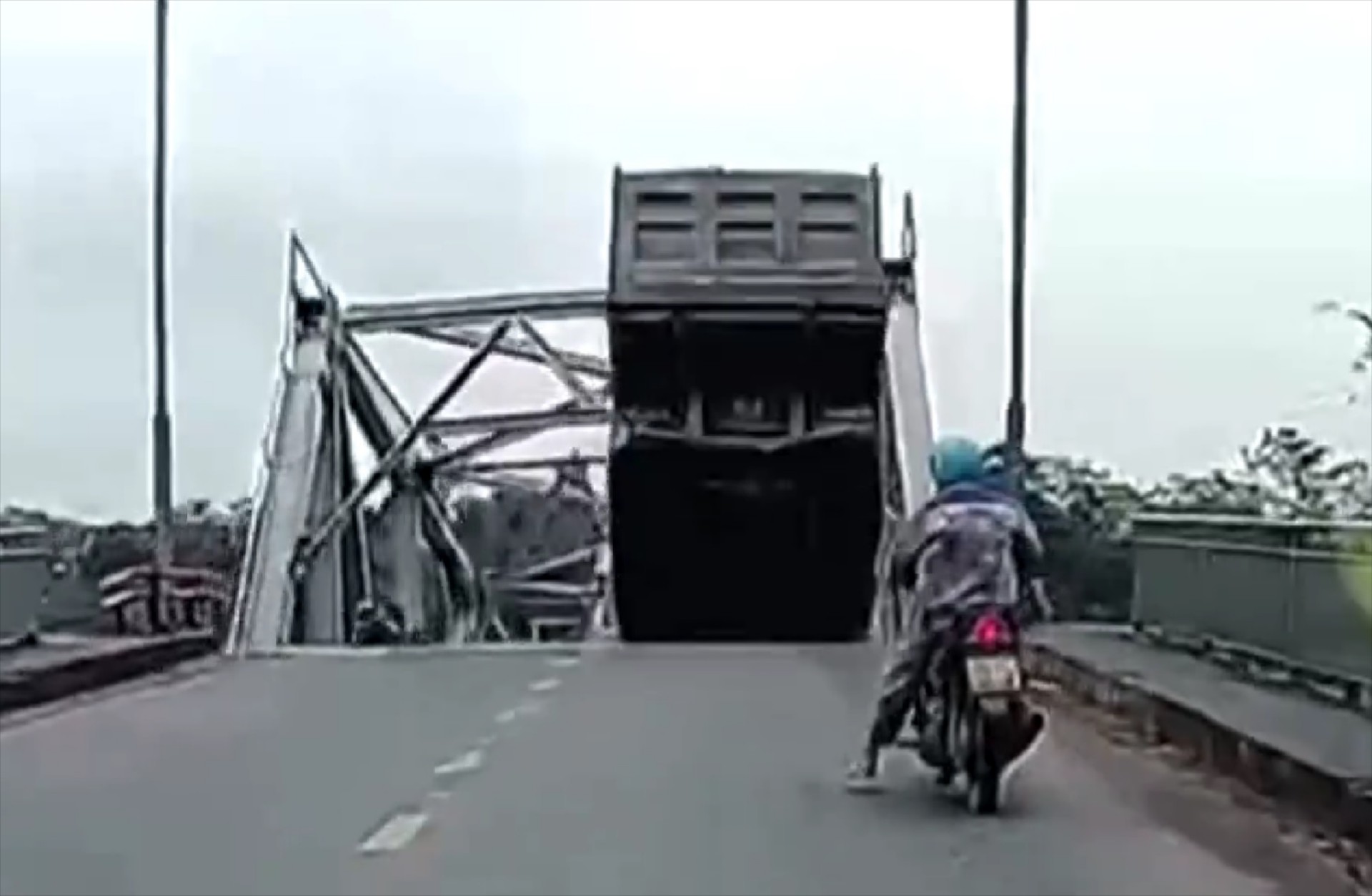 Σοκαριστικό video: Γέφυρα καταρρέει και «καταπίνει» 12 οχήματα