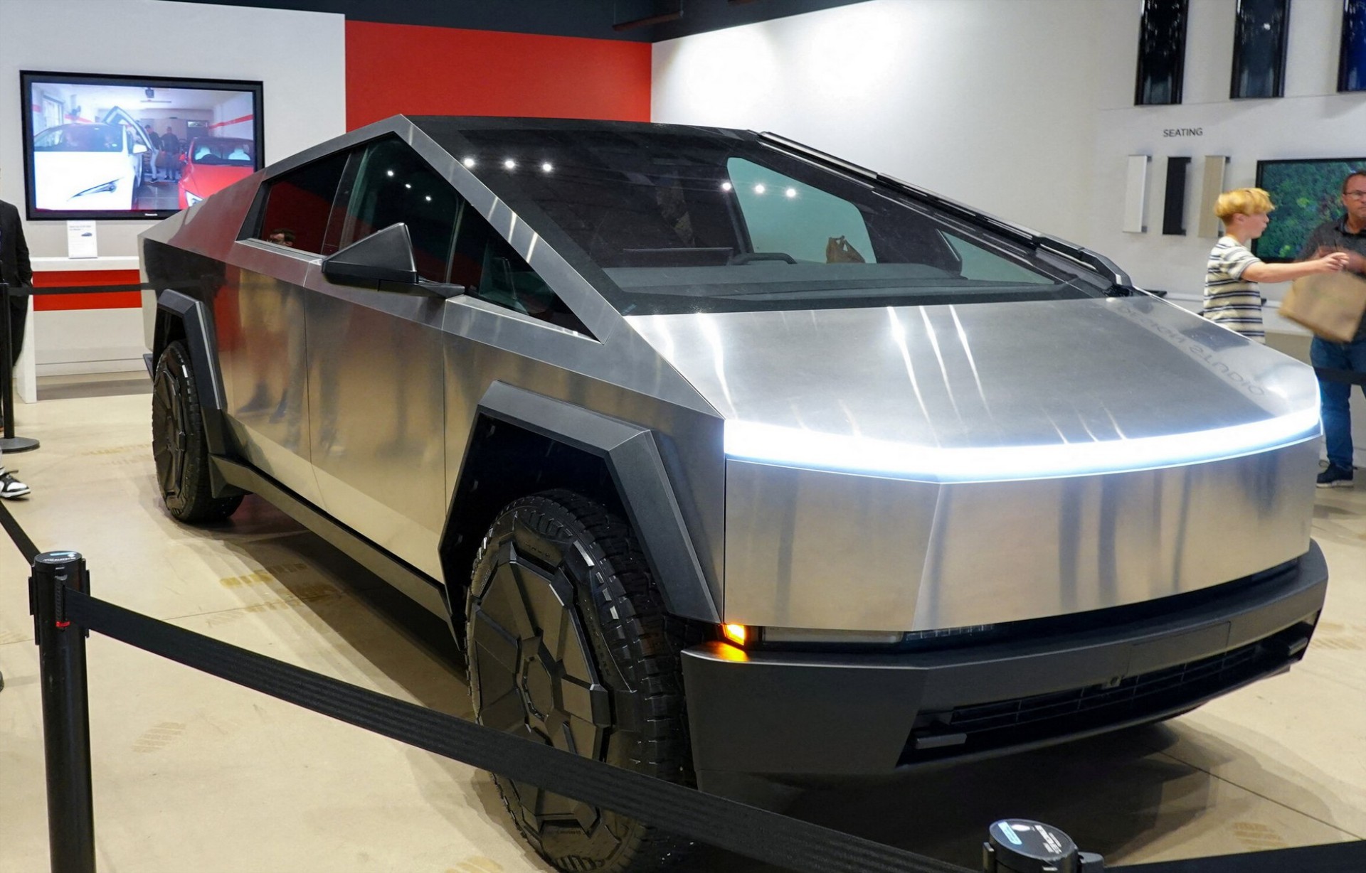 Επιτέλους το Tesla Cybertruck ήρθε Ελλάδα - Που θα το δείτε παρκαρισμένο