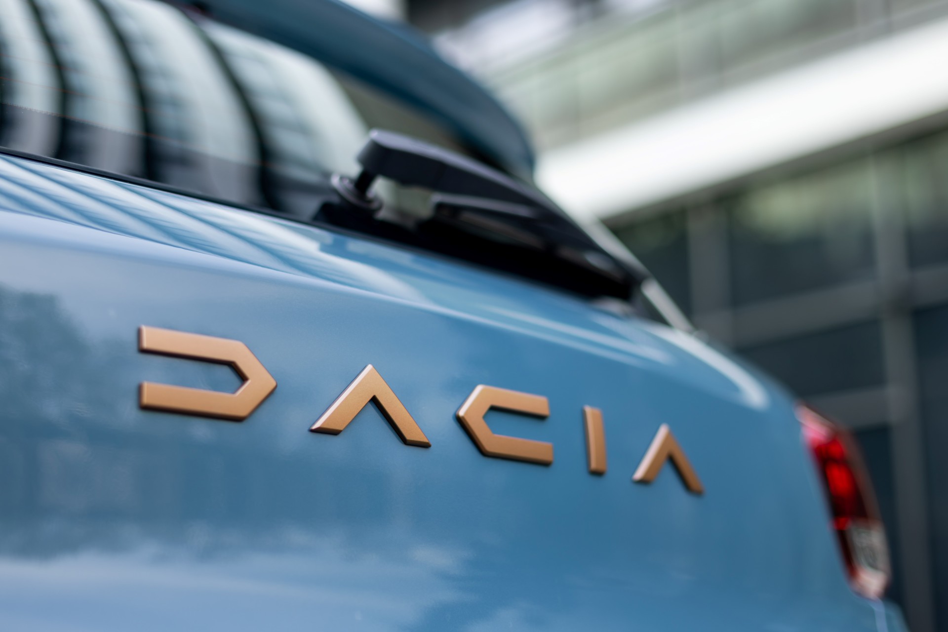 2.500 ευρώ φθηνότερο το μικρό SUV της Dacia – Κάτω από 15.500 ευρώ