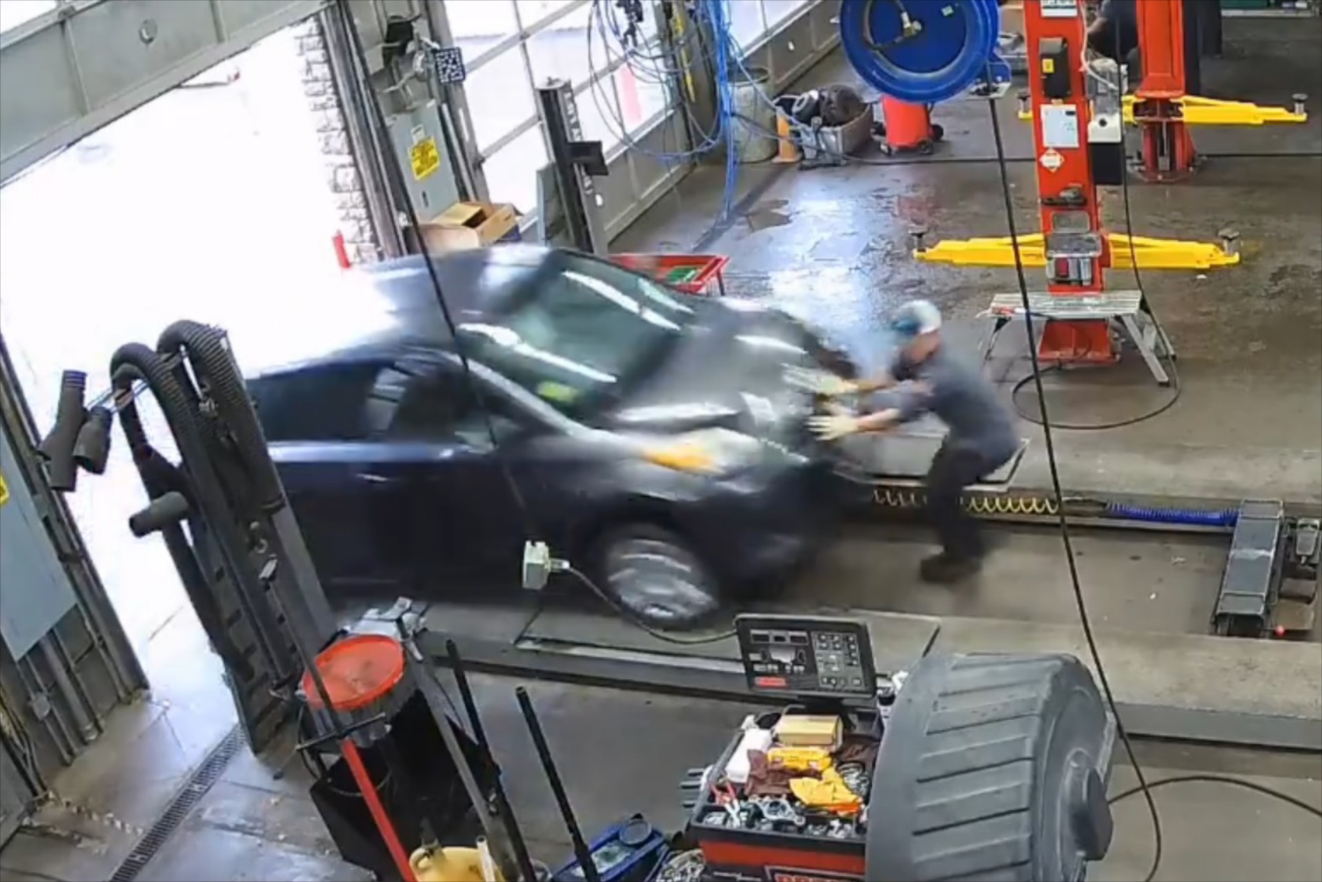 Μηχανικός ξεγελά τον θάνατο μέσα σε συνεργείο - Τον παρέσυρε το αυτοκίνητο [Video]