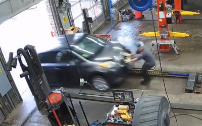 Μηχανικός ξεγελά τον θάνατο μέσα σε συνεργείο - Τον παρέσυρε το αυτοκίνητο [Video]