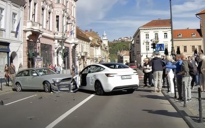 Δείτε τι έκανε το Tesla στη Ρουμανία - Τράκαρε μόνο του για να σώσει πεζό! [video]