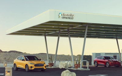 Οι ΗΠΑ αγοράζουν περισσότερα ηλεκτρικά από την Ευρώπη - Για πρώτη φορά