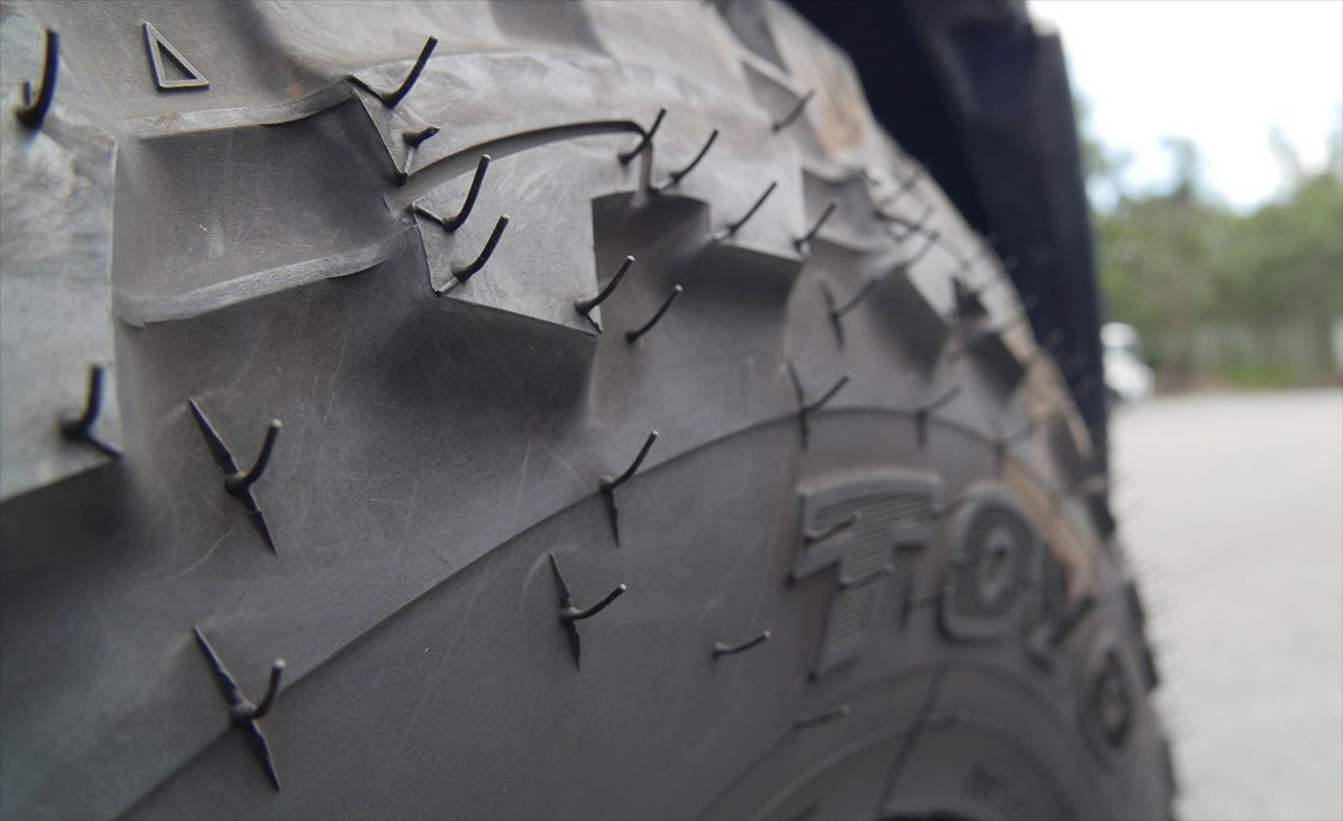 Γιατί όλα τα καινούργια ελαστικά έχουν… καρφάκια; Τι ρόλο παίζουν