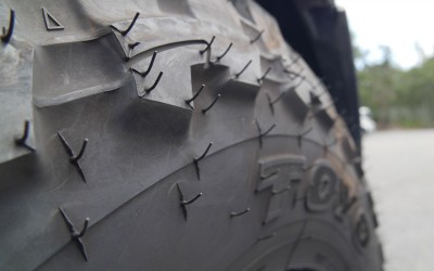 Γιατί όλα τα καινούργια ελαστικά έχουν… καρφάκια; Τι ρόλο παίζουν