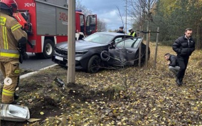 Το πρώτο ατύχημα με τη νέα BMW M5 – Υπάλληλος αντιπροσωπείας την έριξε σε δέντρο