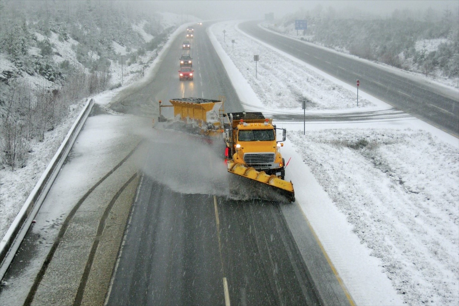 Ελλάδα: Ο δρόμος των 202 km με τα 36 εκχιονιστικά και τους 1.500 τόνους αλάτι 