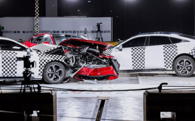 Δες τι έπαθε κινεζικό αυτοκίνητο σε τριπλό crash test – Το χτύπησαν στο πλάι με 60 km/h [video]
