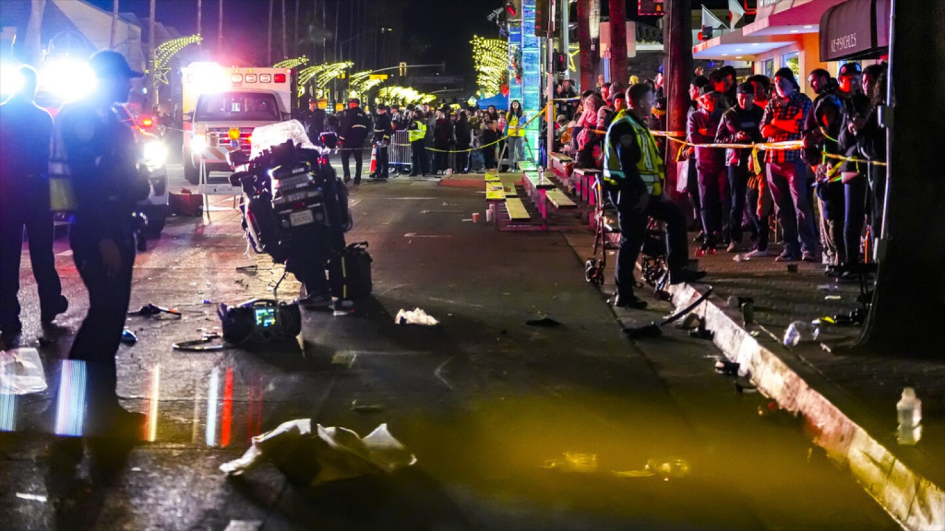 Αστυνομικός κάνει σούζα στον δρόμο και πέφτει στον κόσμο - Στο νοσοκομείο 10 άτομα [video] 