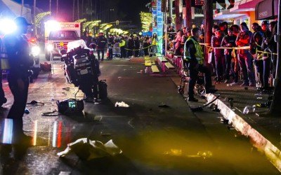 Αστυνομικός κάνει σούζα στον δρόμο και πέφτει στον κόσμο - Στο νοσοκομείο 10 άτομα [video] 