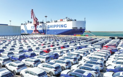 Χιλιάδες κινεζικά ηλεκτρικά φράζουν τα λιμάνια – Η ζήτηση μειώθηκε στα τάρταρα