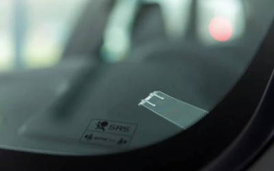 Τι είναι αυτό το πλαστικό στο παρμπρίζ - Γιατί το βάζουν οι εταιρείες στα αυτοκίνητα;
