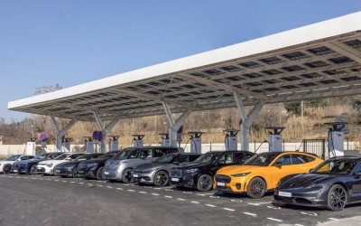 Νέο ρεκόρ στην Ελλάδα – 1 στα 5 αυτοκίνητα μπαίνουν στην πρίζα