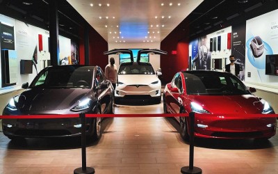 Οι πωλήσεις της Tesla έπεσαν για πρώτη φορά μετά από μία δεκαετία!