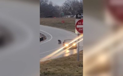 Οδηγός χάνει τον έλεγχο, ανοίγει την πόρτα και πηδάει από το Honda [video]