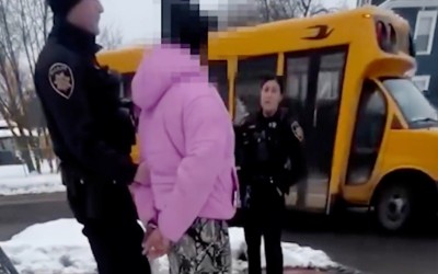 Τραγικό λάθος της αστυνομίας – Έβαλε χειροπέδες σε 11χρονο κορίτσι για κλοπή αυτοκινήτου [video]