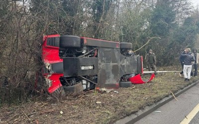 Μηχανικός βγάζει Ferrari από το service και τη διαλύει [video]