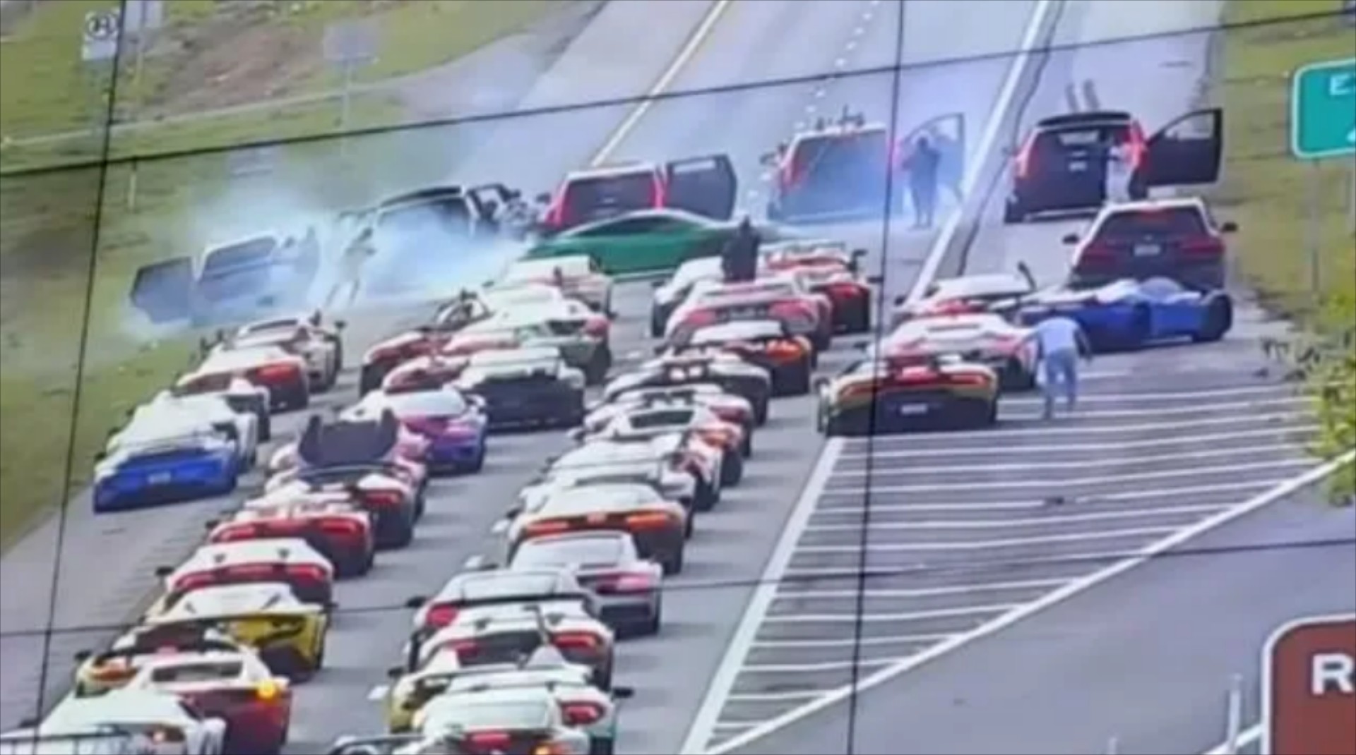 Ποια Ελλάδα! Η παράνομη κόντρα των 25 supercars που ξεπέρασε κάθε όριο [video]