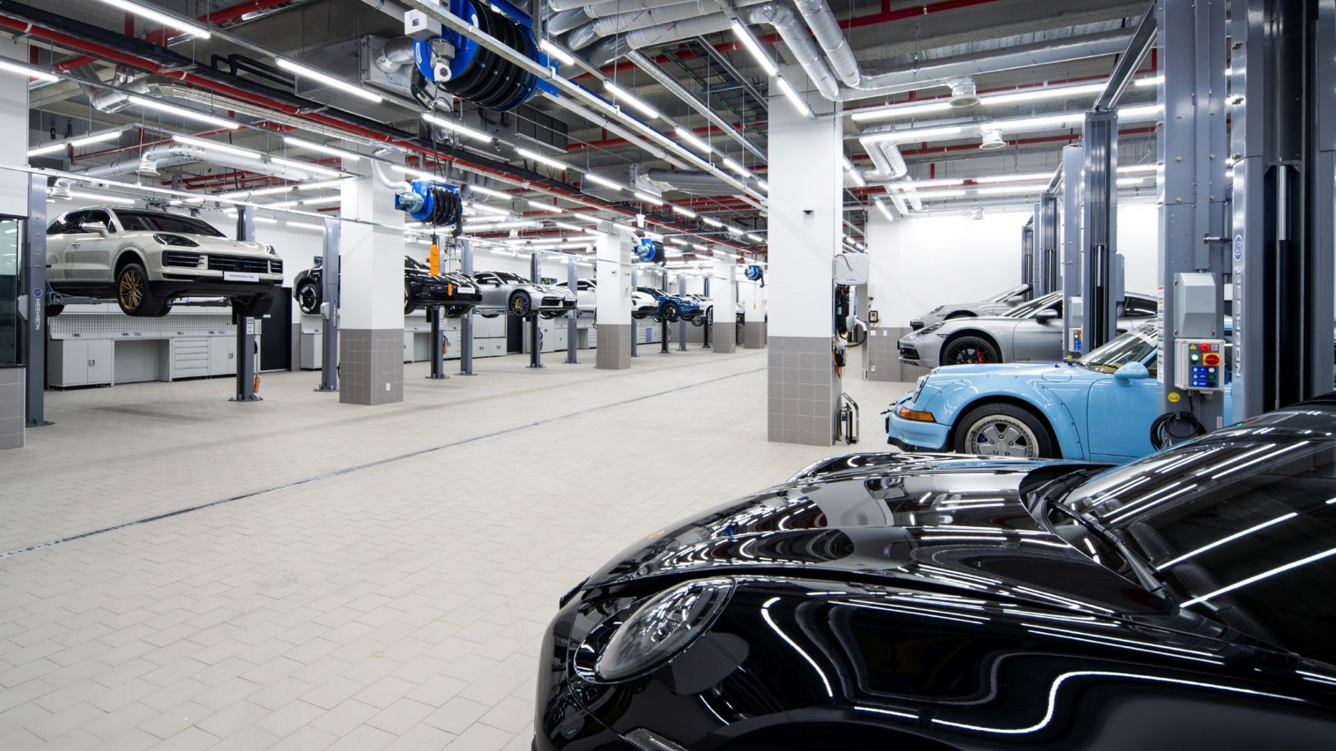 Το μεγαλύτερο συνεργείο αυτοκινήτων Porsche στον κόσμο - Έχει 11 ορόφους και γκολφ!