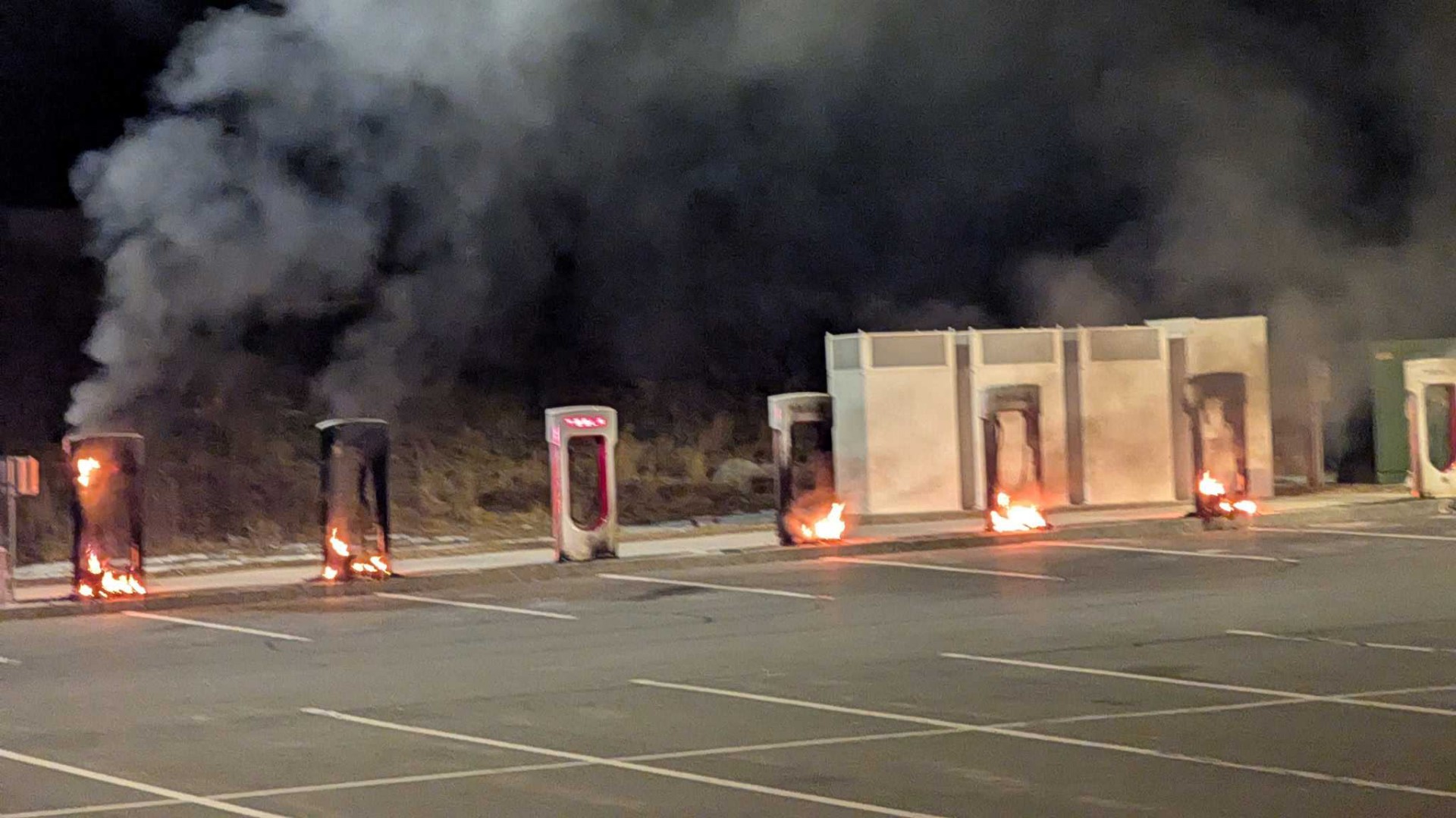 Εμπρησμός σε φορτιστές Tesla –  Έκαψαν και 12 αυτοκίνητα [video]