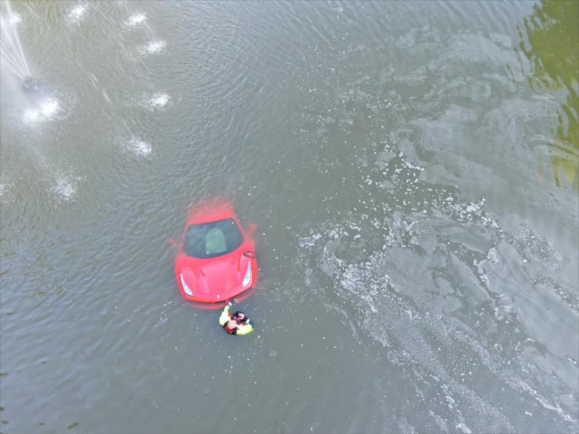Οδηγός έκανε μήνυση στη Ferrari – Χάλασαν τα φρένα και έπεσε σε λίμνη