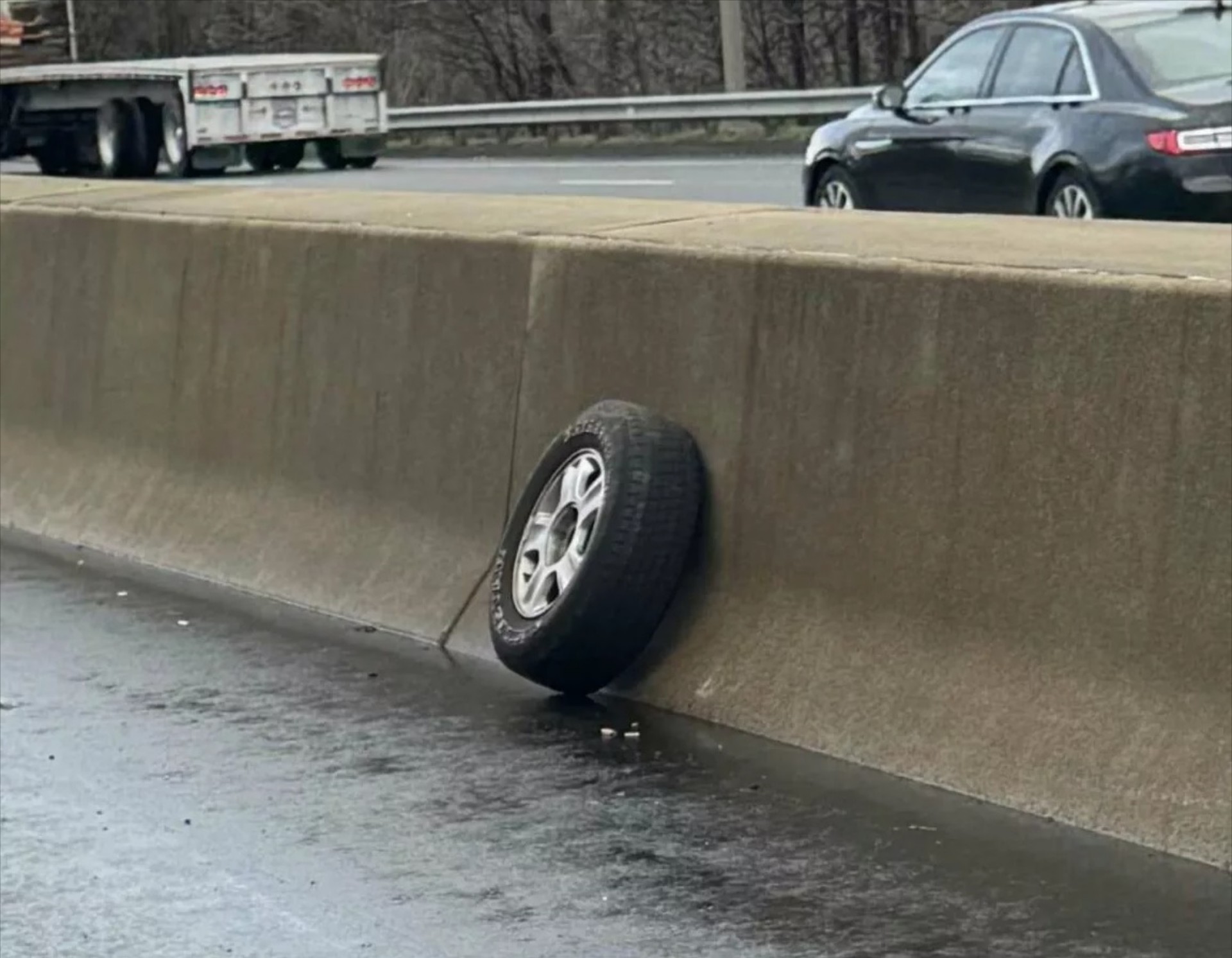 Έφυγε ελαστικό στη μέση της εθνικής οδού - Δείτε τι ζημιά έκανε