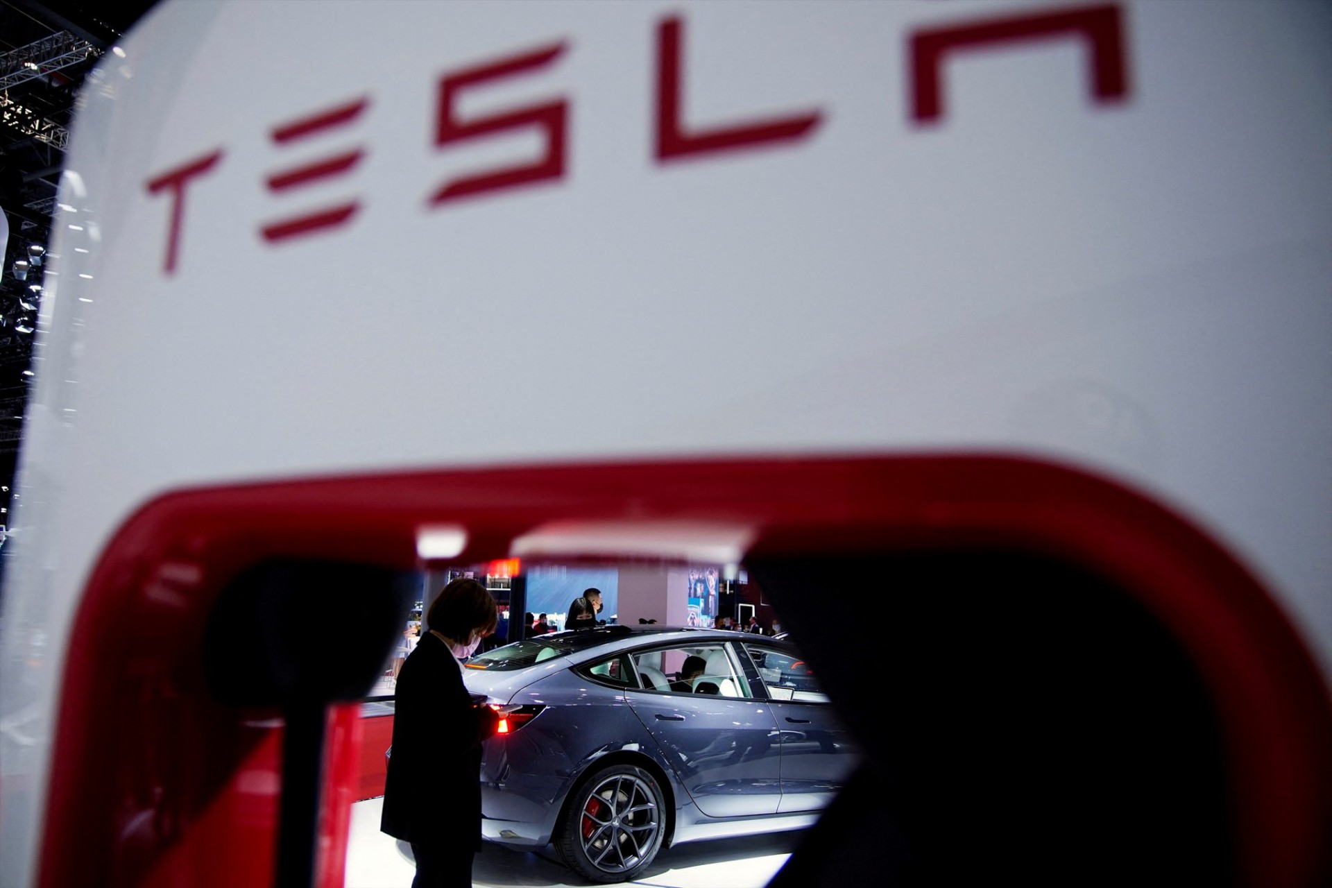 Νέο πισωγύρισμα για την Tesla – Τι γίνεται με το φθηνό Model Y;
