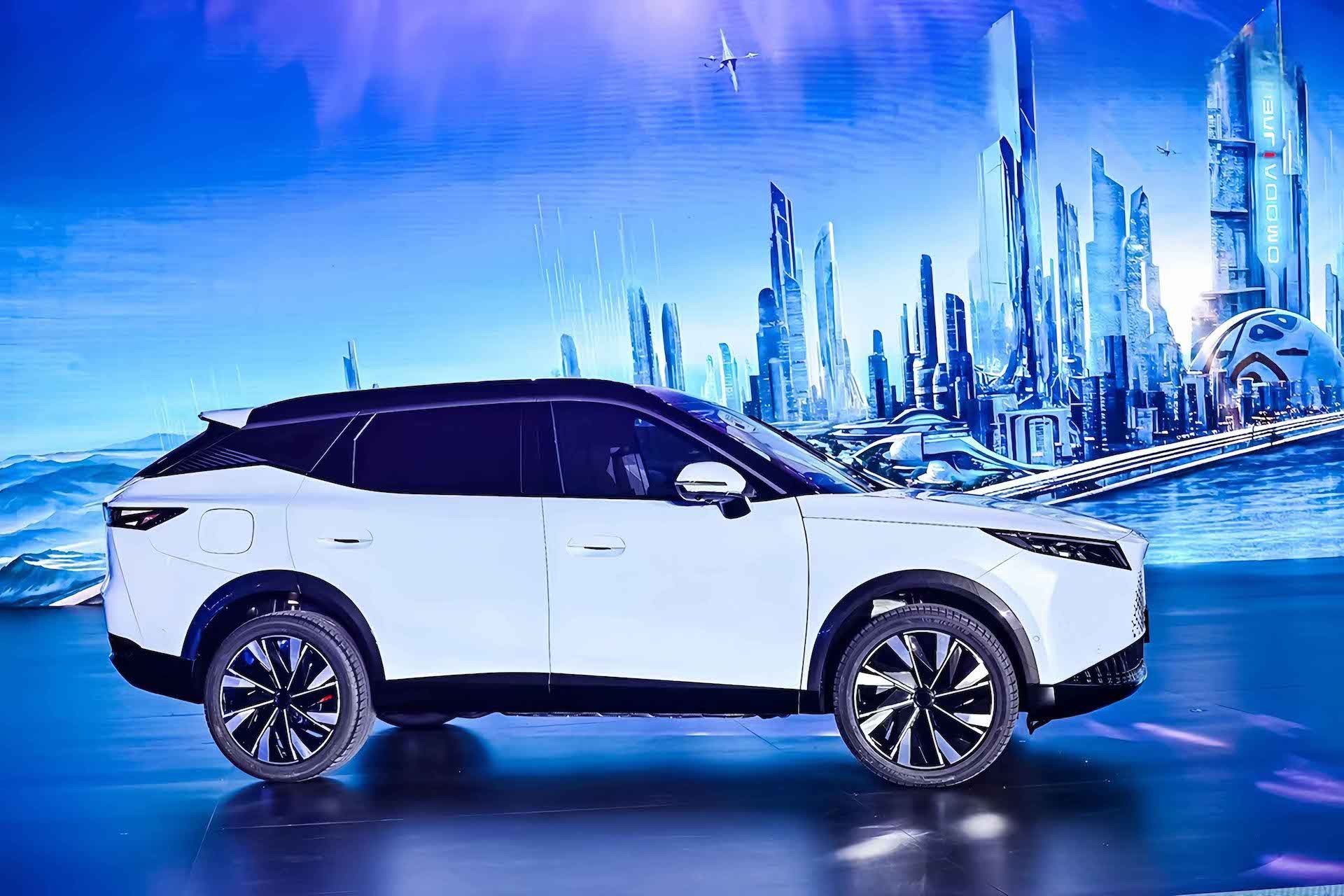 Έρχεται νέο SUV που κάνει 1.200 km με ένα γέμισμα – Έχει οθόνη που αλλάζει θέση [video]