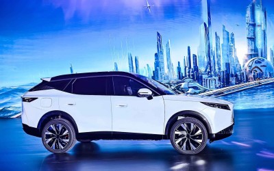 Έρχεται νέο SUV που κάνει 1.200 km με ένα γέμισμα – Έχει οθόνη που αλλάζει θέση [video]