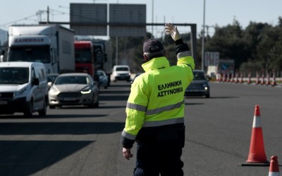 Αυτή είναι η Νο1 παράβαση που κάνουμε στην Ελλάδα – 77.000 κλήσεις σε 17 μέρες
