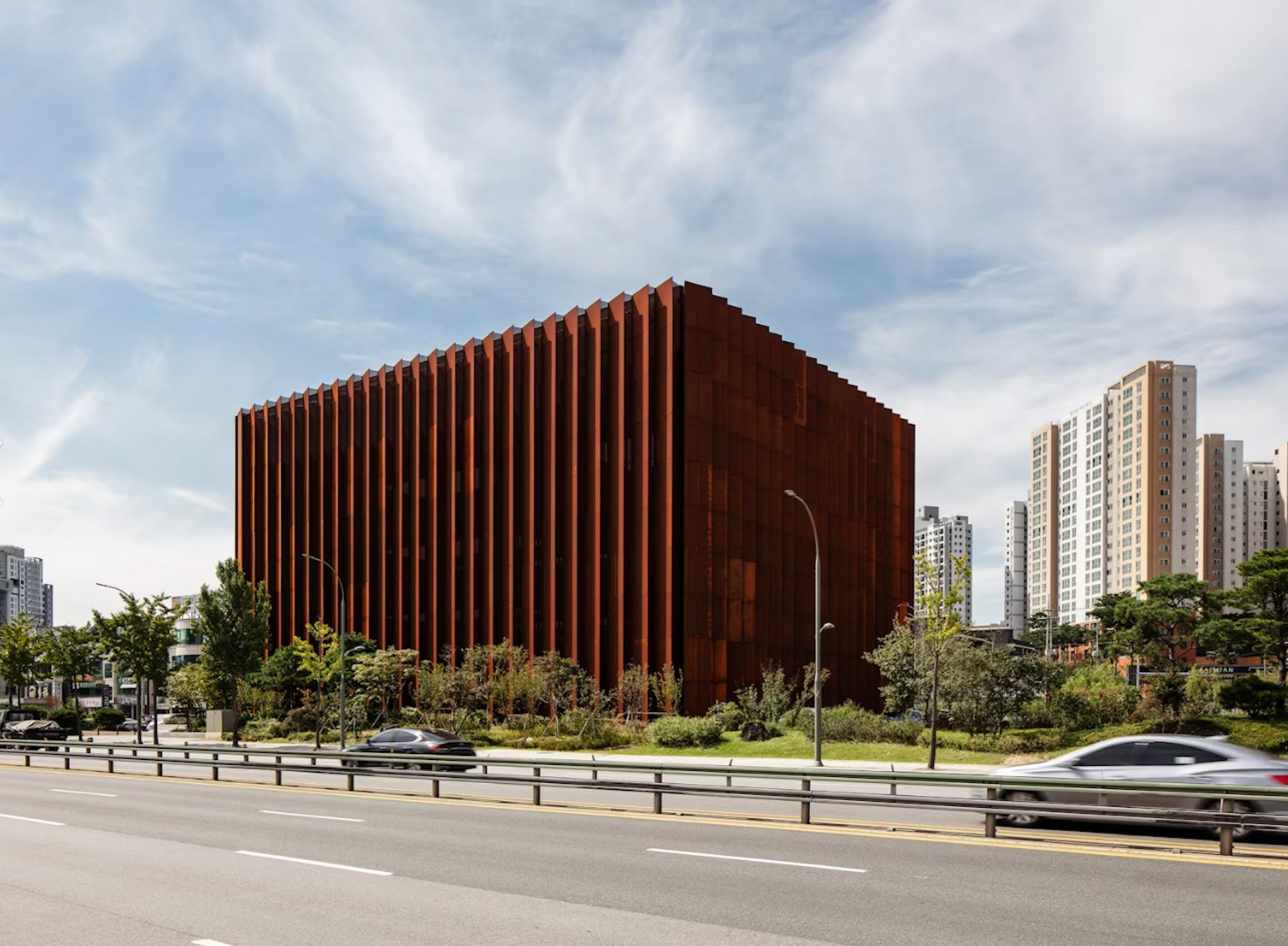 Το γιγάντιο κουτί δώρου – Ένα υπερπολυτελές showroom 54.000 τμ.