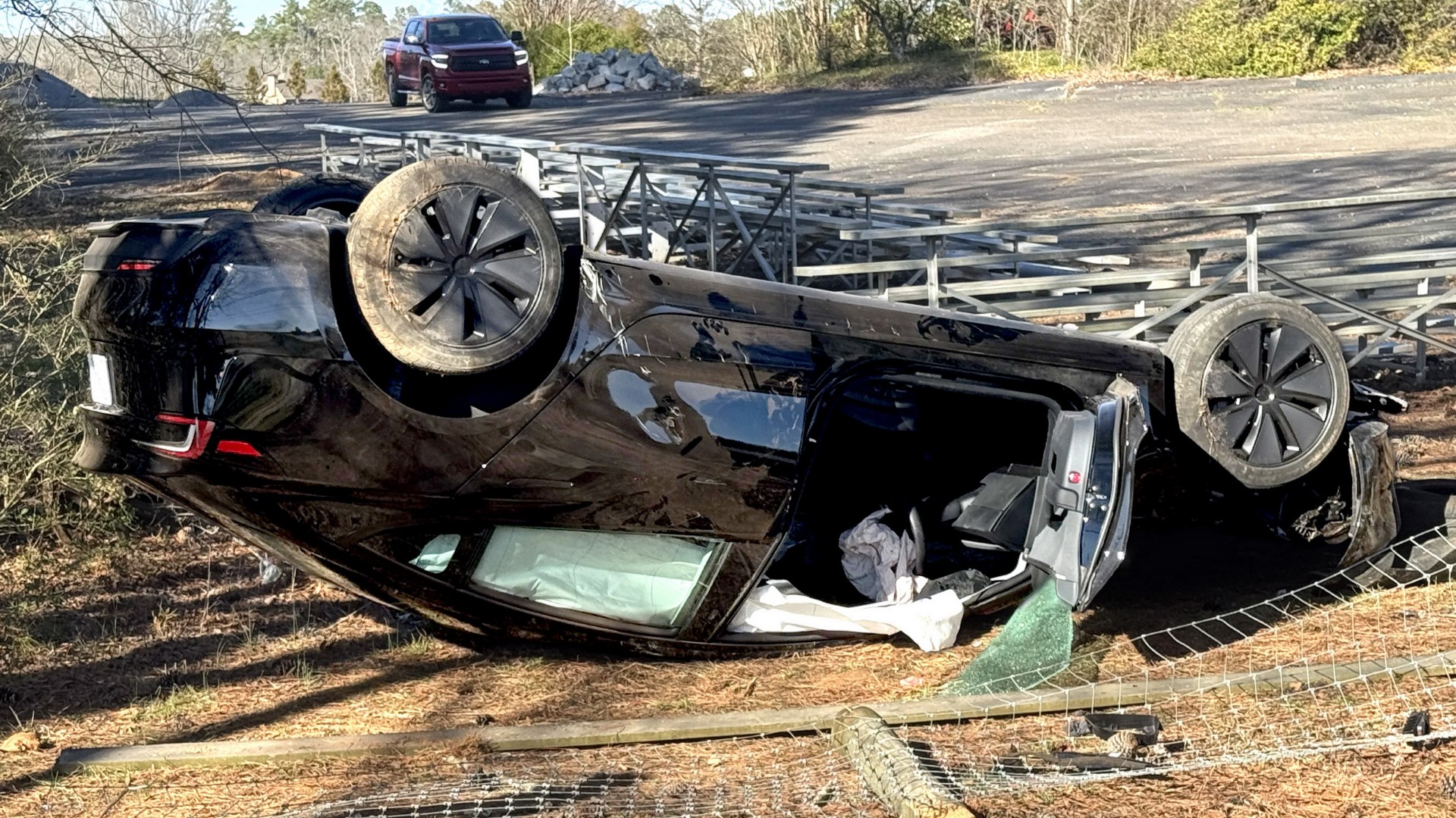 Οδηγός Tesla ενεργοποιεί την αυτόνομη οδήγηση – Αυτό πέφτει σε δέντρο χωρίς λόγο [video]