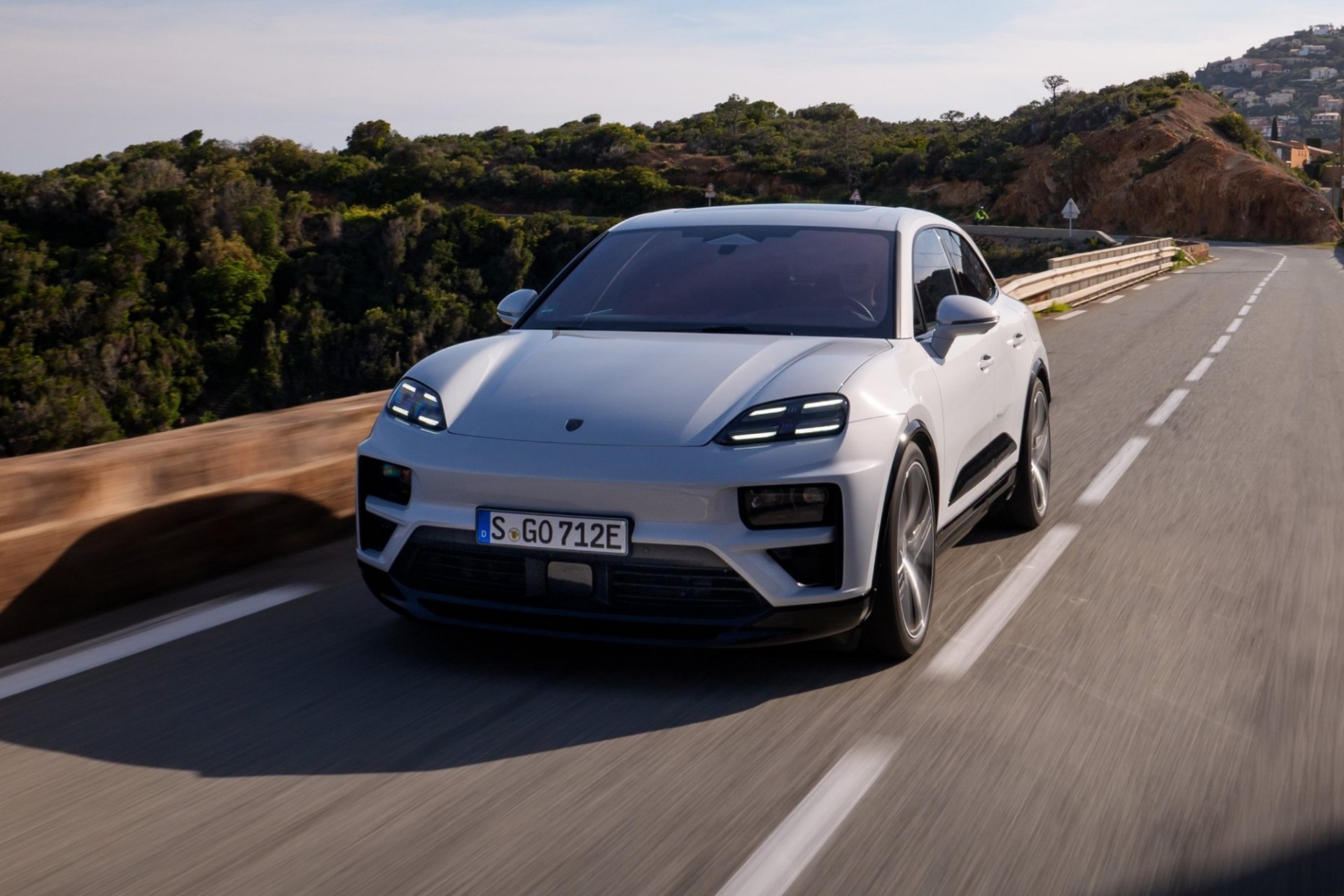 Ηλεκτρική ή βενζίνη; Ποια Porsche Macan πουλάει περισσότερο;