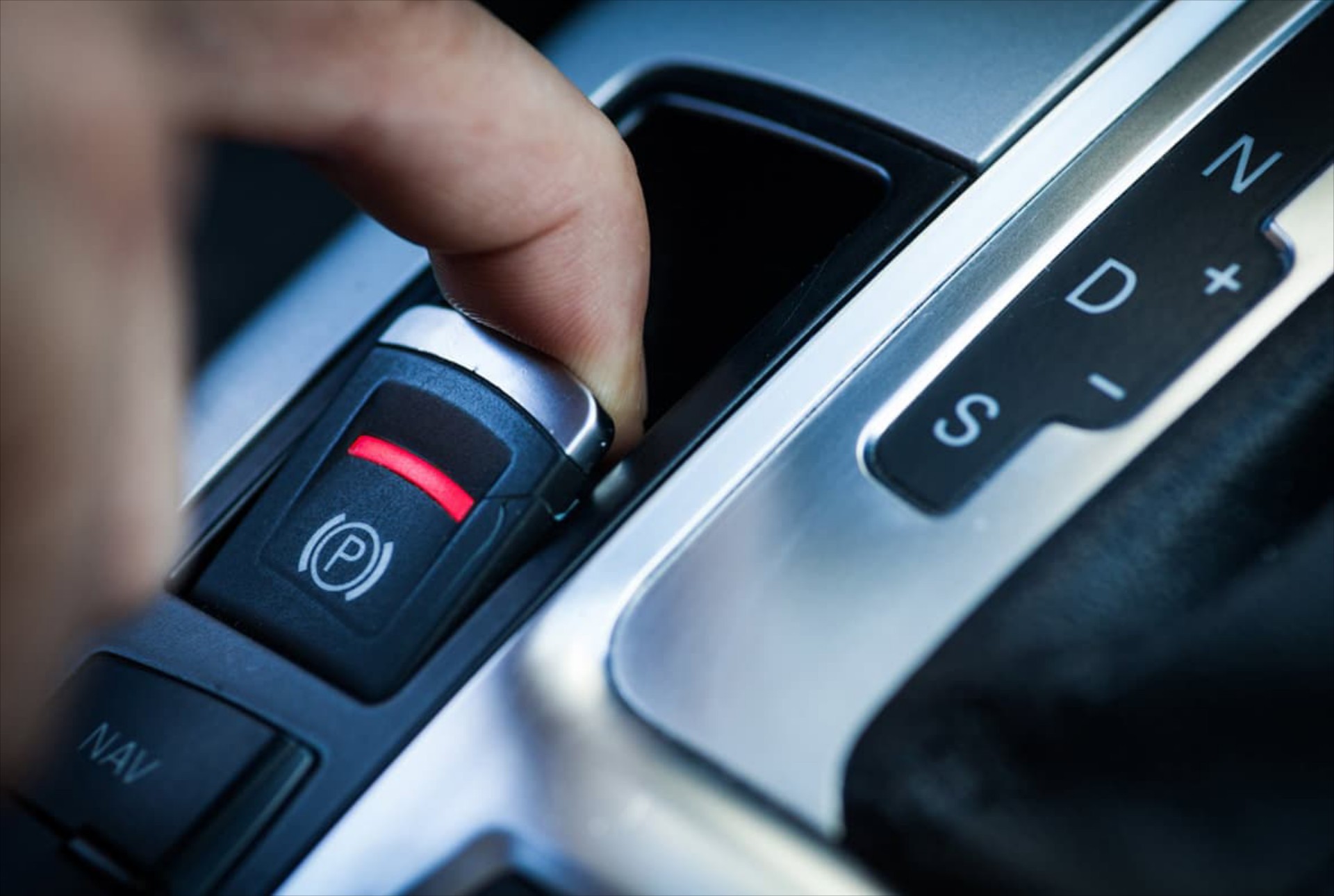 Τι θα συμβεί αν τραβήξεις το ηλεκτρονικό χειρόφρενο εν κινήσει; 