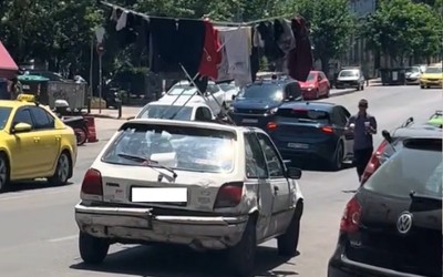 Απίστευτο κι όμως Ελληνικό – Βγήκε στο Παγκράτι με την απλώστρα ρούχων [video] 