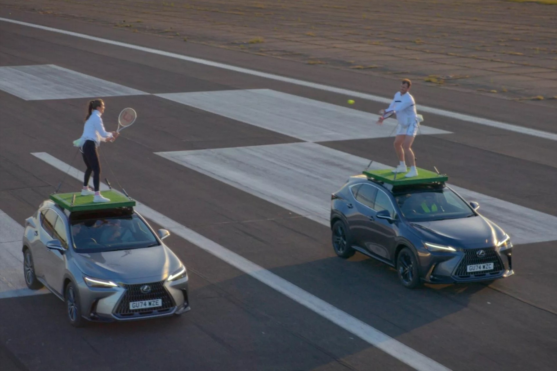 Τι έκανε η Lexus; Έδεσε τενίστες στην οροφή αυτοκινήτων που κινούνταν [video]