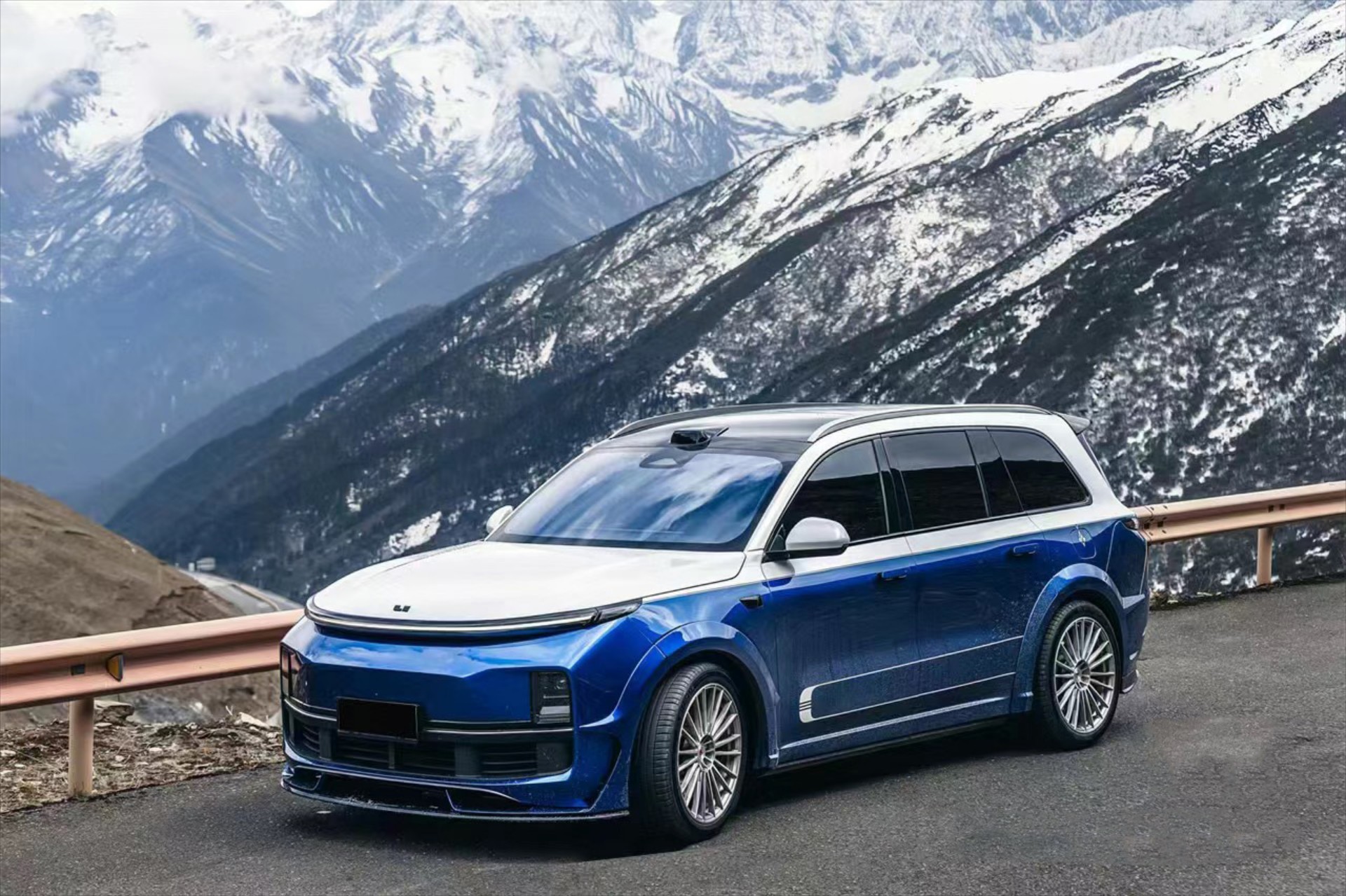 Το παράνομο αυτοκίνητο που είχε ψάρια στο καπό – Επενέβη η Αστυνομία [video]