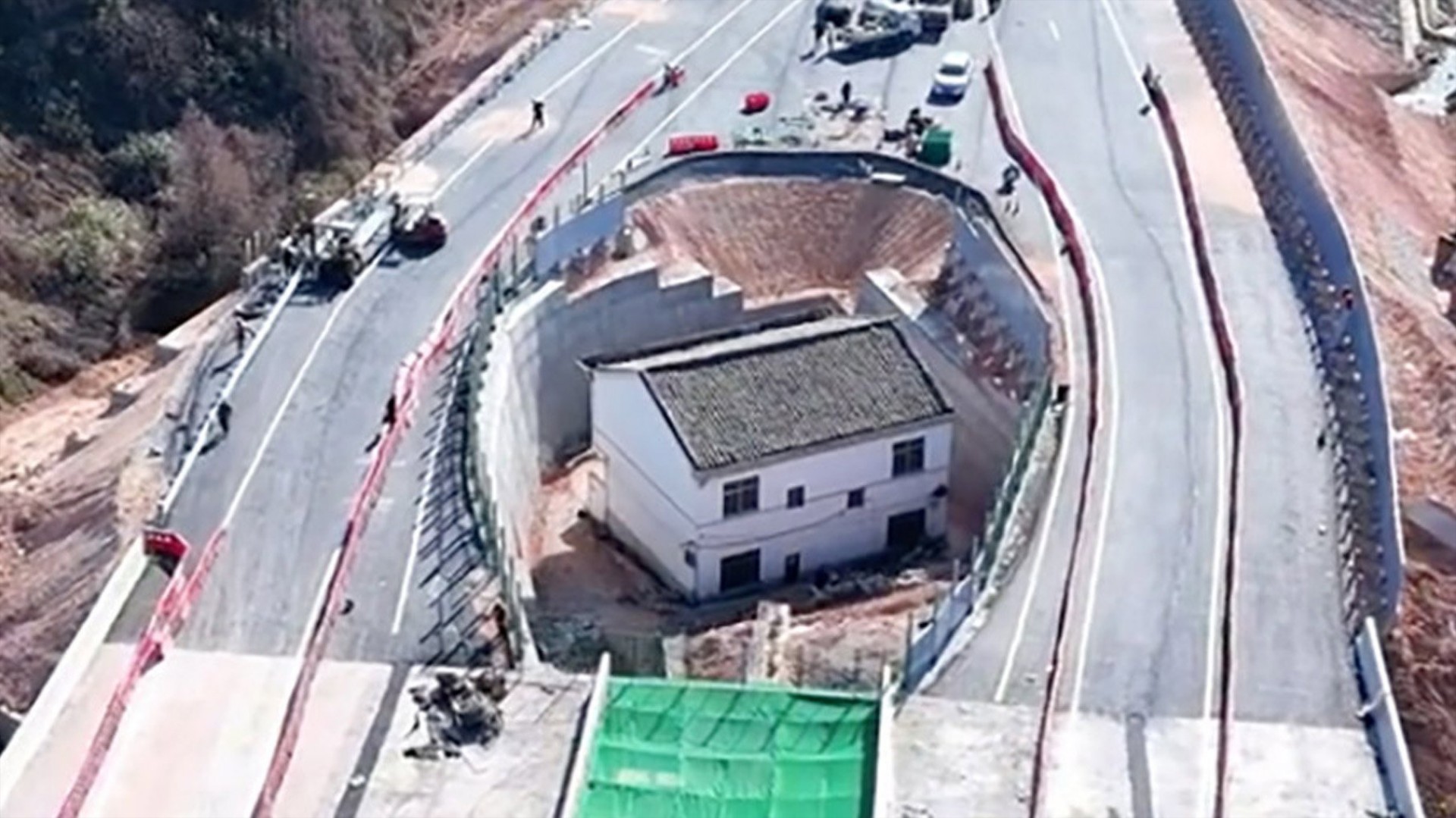 O πεισματάρης παππούς που τα έβαλε με το Κράτος – Έφτιαξαν δρόμο γύρω από το σπίτι του