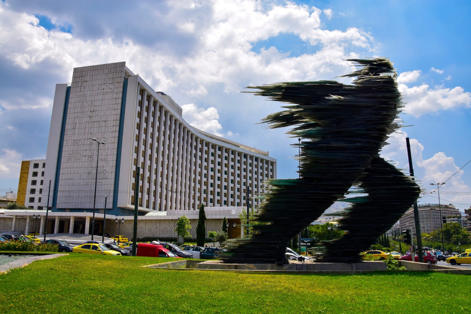 Ο αδιανόητος λόγος που οι άνθρωποι επιλέγουν να μείνουν στο Hilton – Έχει να κάνει με το αυτοκίνητο