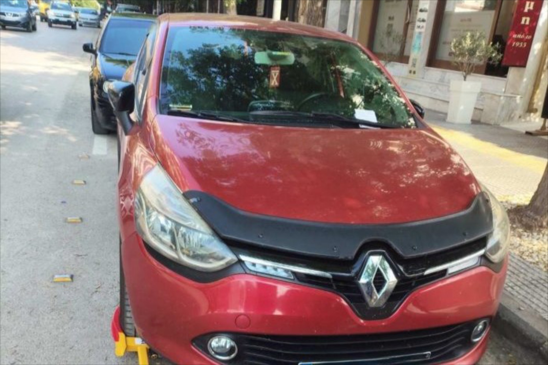 Τι είναι αυτό που βάζουν στα παρκαρισμένα αυτοκίνητα στη Θεσσαλονίκη;