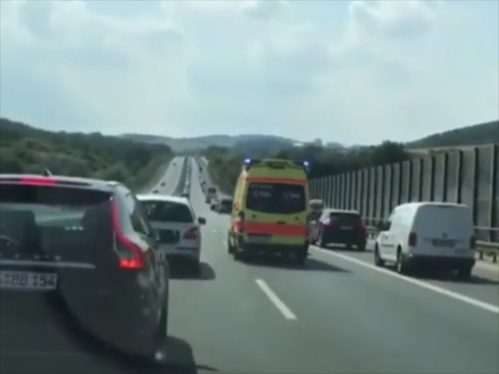 To video από τη Γερμανία - Αφήνουν χώρο στη μέση για το ασθενοφόρο ενώ υπάρχει ΛΕΑ 