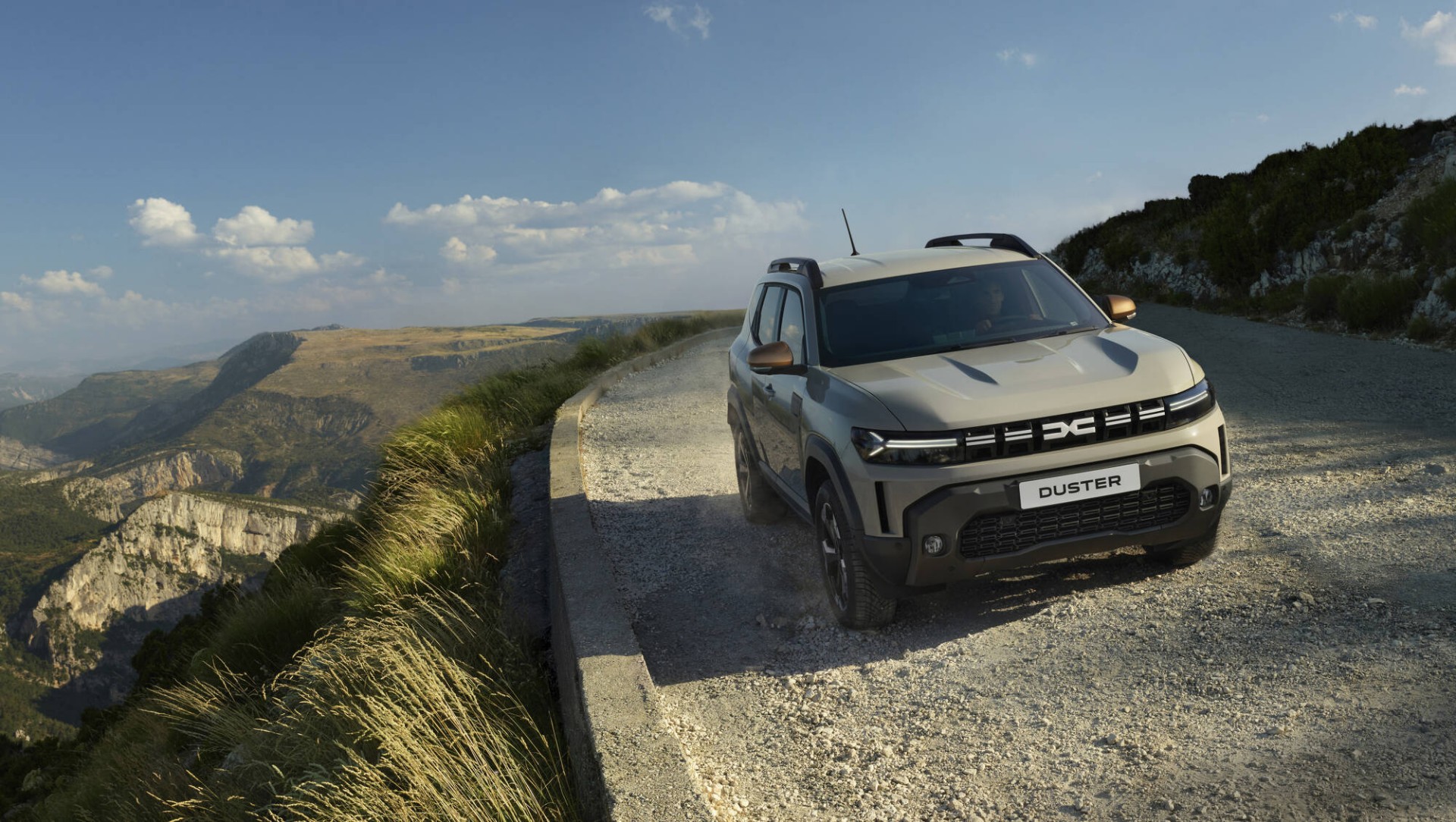 H Dacia κάνει κίνηση ματ στα SUV - LPG, hybrid και τετρακίνηση με 1.500 km αυτονομίας